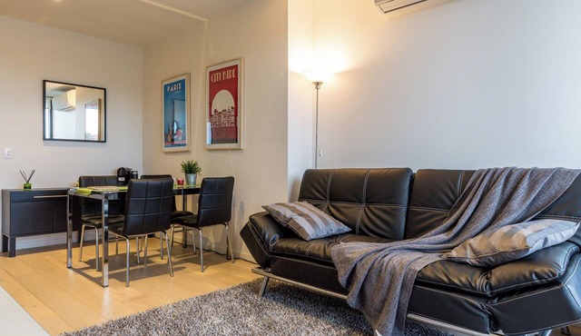 Modern 1BD in Tranquil Parklands