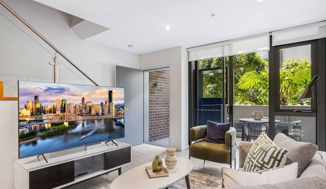 Modern 2-storey Apartment with Pool, Gym and BBQ