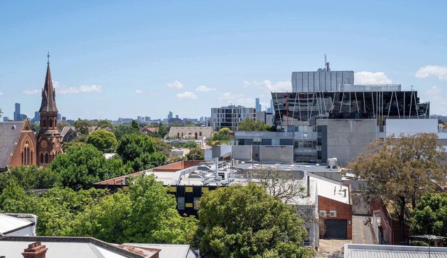 Modern 2B Apt with Views Near Swinburne University