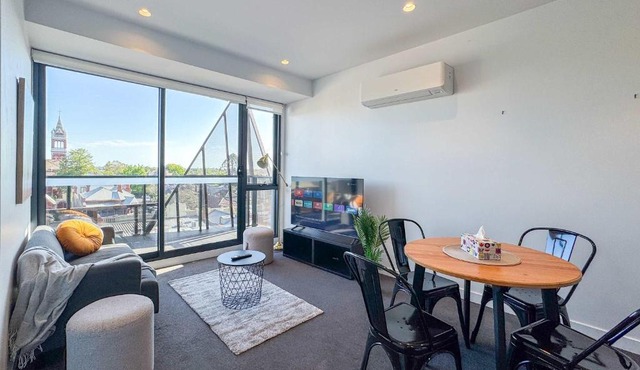 Modern 2B Apt with Views Near Swinburne University