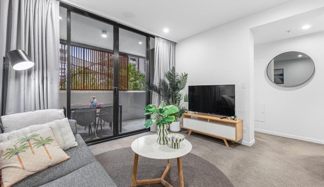 Modern 2BR Apartment Pool South City Square