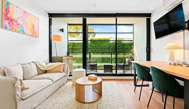 Modern 2BR Apt next to Gosch's Paddock w parking!