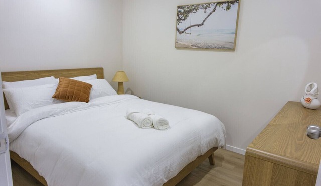 Modern 2BR Guest House in Werribee, BBQ, Backyard & Prime Location