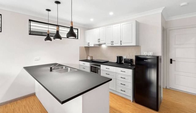 MODERN 2BR INNER-CITY SUBURB FOR SMALL GROUP- Cairnsn