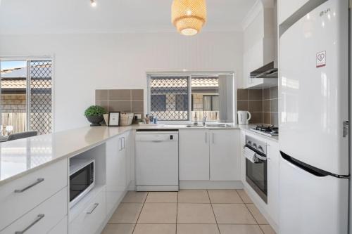 Modern 3BR Home in Peaceful Deebing Heights