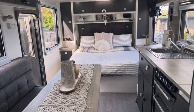 Modern 4 berth van with hot tub. 5 min to CBD.