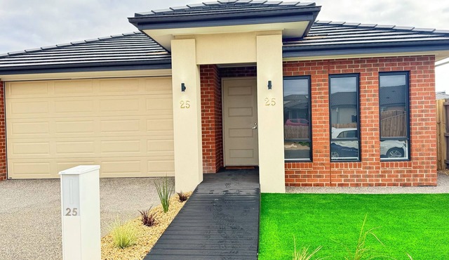 Modern 4BR Retreat with Pool, Gym, Wi-Fi & Garage – Near Shops