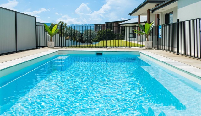 Modern 5 Bedroom , 3 Bathroom Holiday Home with Sparkling Pool