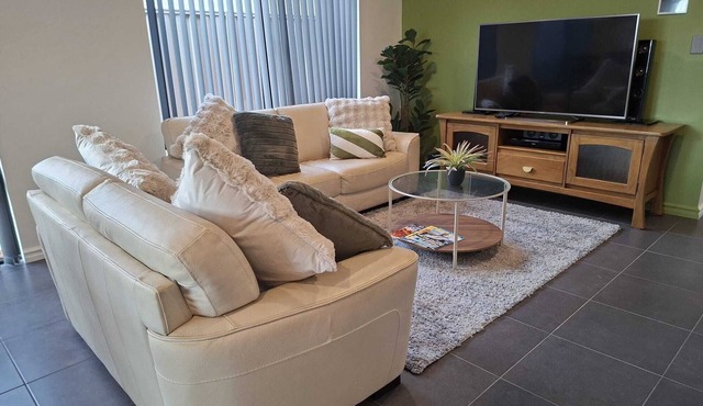 Modern 5 Bedroom Family Home | Hammond Park