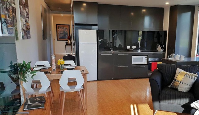 Modern Apartment - Prime Location with Heated Pool - Hosted by Canstay