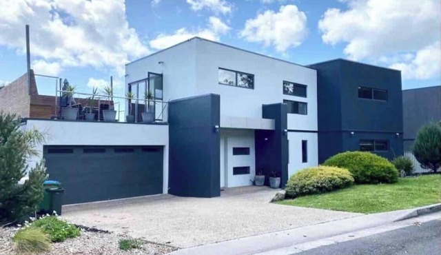 Modern Beach Escape – 4BR + Walk to Beach in McCrae