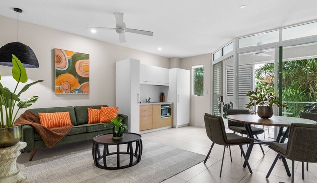 Modern Cairns Apartment with Shared Pool, Parking and Close to Esplanade