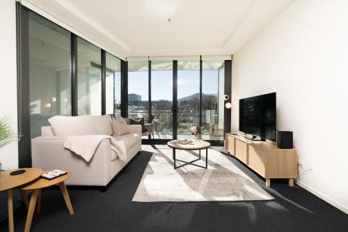 Modern City Stay with Scenic Parkland Views - Hosted by Canstay