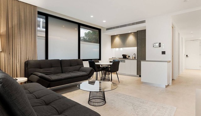 Modern Coogee Apt with Lift, Parking & Balcony in Maroubra