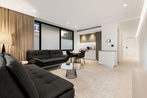 Modern Coogee Apt with Lift, Parking & Balcony