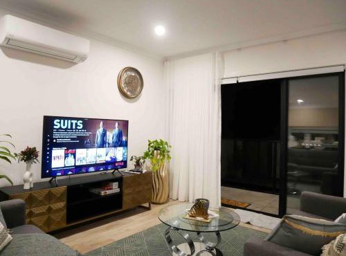 Modern Cozy Townhome with Balcony at Central Location