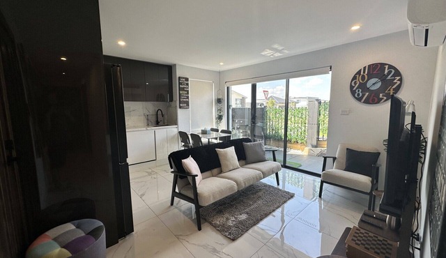 Modern & Designer Home. Private Entrance & Patio in Denman Prospect