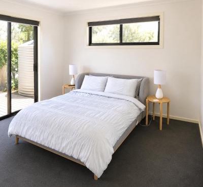 Modern family beach escape, easy walk to beach in Sandy Point