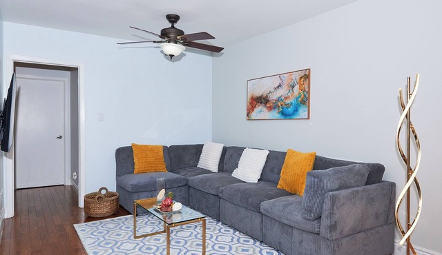 Modern Haven: King Size Bed & Own Parking in Aurora