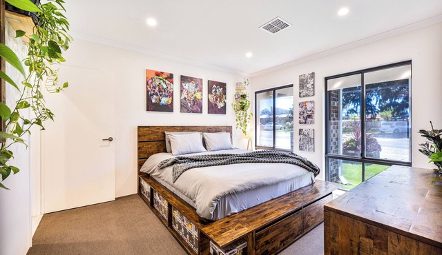Modern King Suite Private Ensuite, Double Shower, 75″ TV & Free Parking