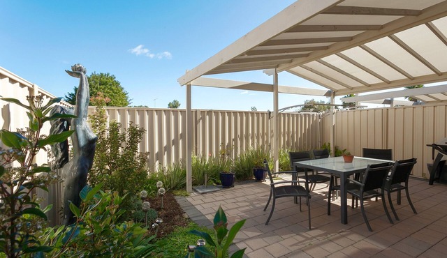 Modern Melville Plaza Townhouse close to Swan River and Port beach.