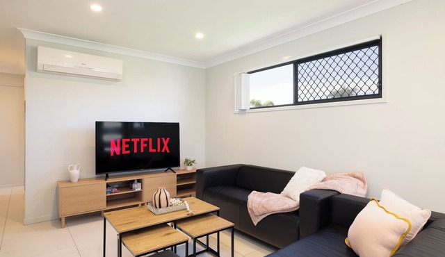 Modern Rocklea 2BR | Parking | Kitchen | 120D2