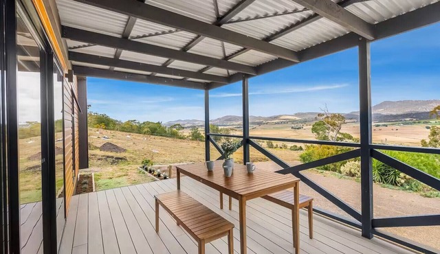 Modern & Scenic Valley Escape