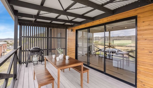 Modern & Scenic Valley Escape