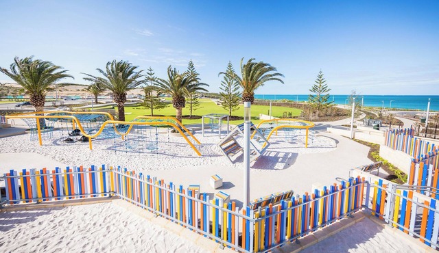 Modern Stylish Beach 4 bed 2b House close to the Beach!