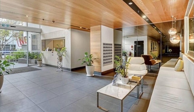 Modern top floor, entire unit with view of the story bridge. Pool and gym.