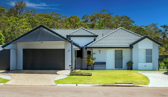 Mooloolaba/Mnt Creek beachy family home with pool in Mountain Creek