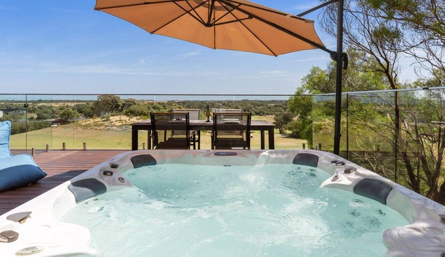 Moonah Link Views, Spa, Sunset, Linen, Wi-Fi, private and serene