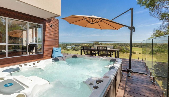 Moonah Views Luxury Getaway with Jacuzzi
