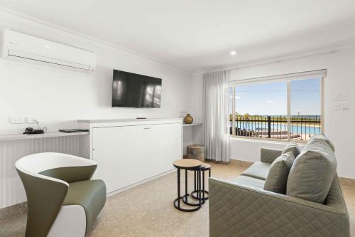 Moonlight Bay Suites