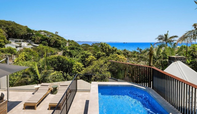Moonrise - 4 BR designer home above Wategos Beach