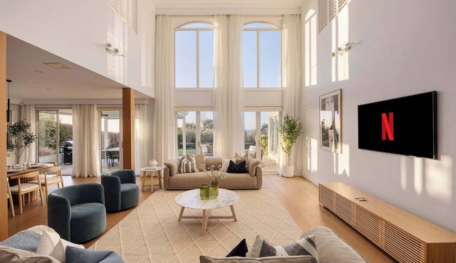 Mount Martha Manor Indoor Pool & Ocean Views