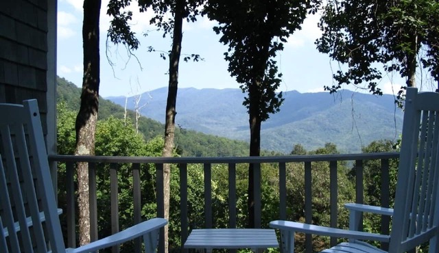 Mountain Chalet with Beautiful Views, Pet Friendly, 6 Bdrms, 2 kings in Black Mountain