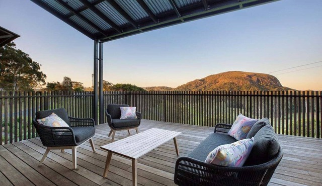 Mountainview Beach House. Rural yet 5 mins from the beach. Pet friendly.