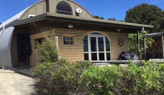 MUDBRICK BARN MUDENZA VU in Opononi