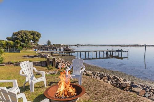Mundoo Waters - Tranquil Waterfront Haven with Jetty