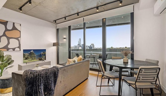 Near MCG 1BR with Balcony, River Views & Parking