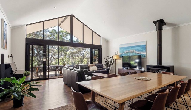 Nestled amongst the leafy trees, Gum Nuts a very Australian styled simple but sophisticated property