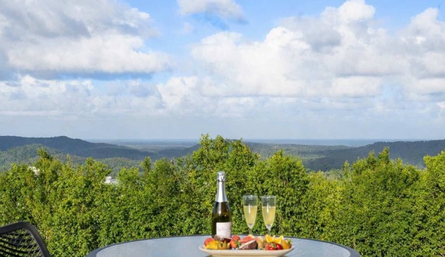 New Luxe Villa - Coastal Views - 30 min to Noosa