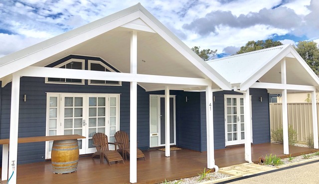 New Pet friendly home & very close to dog beaches & Old Dunsborough bay