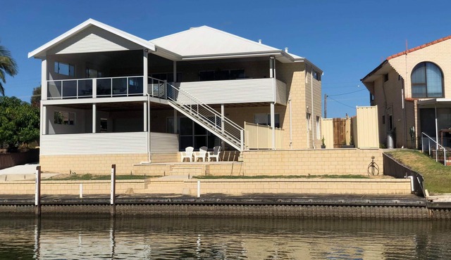NEW Waterfront Holiday Home