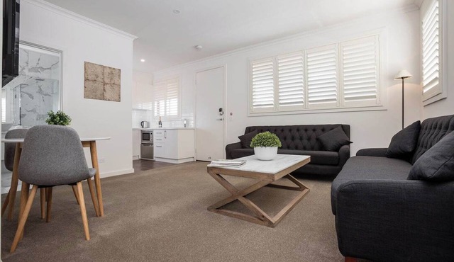 Newington Apartments - Apt 1 Twin Queen, New!