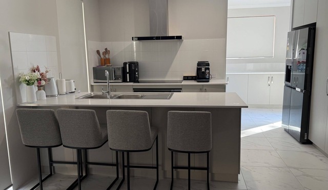 Newly built home. Walk to Wellard square, Wellard train station & beaches.