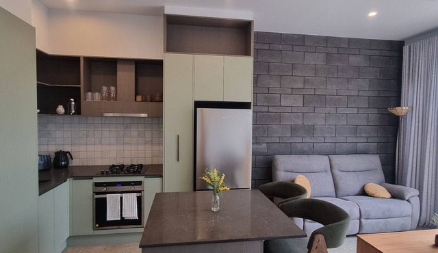 Newly-Built modern stylish flat, minutes from the beach, and surrounding Noosa