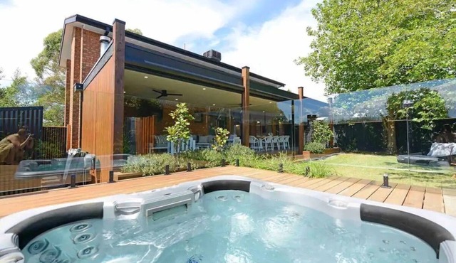 Nirvana Retreat - Large modern 5 bedroom house with outdoor spa