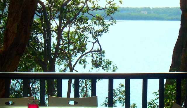 Noosa Lakehouse 2 Bedroom (1 Bedroom lockoff) Noosa's favourite lake retreat